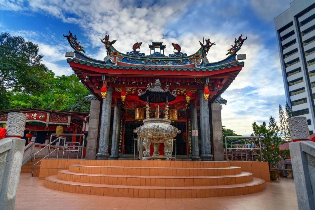 Nova Kuching Hotel Экстерьер фото