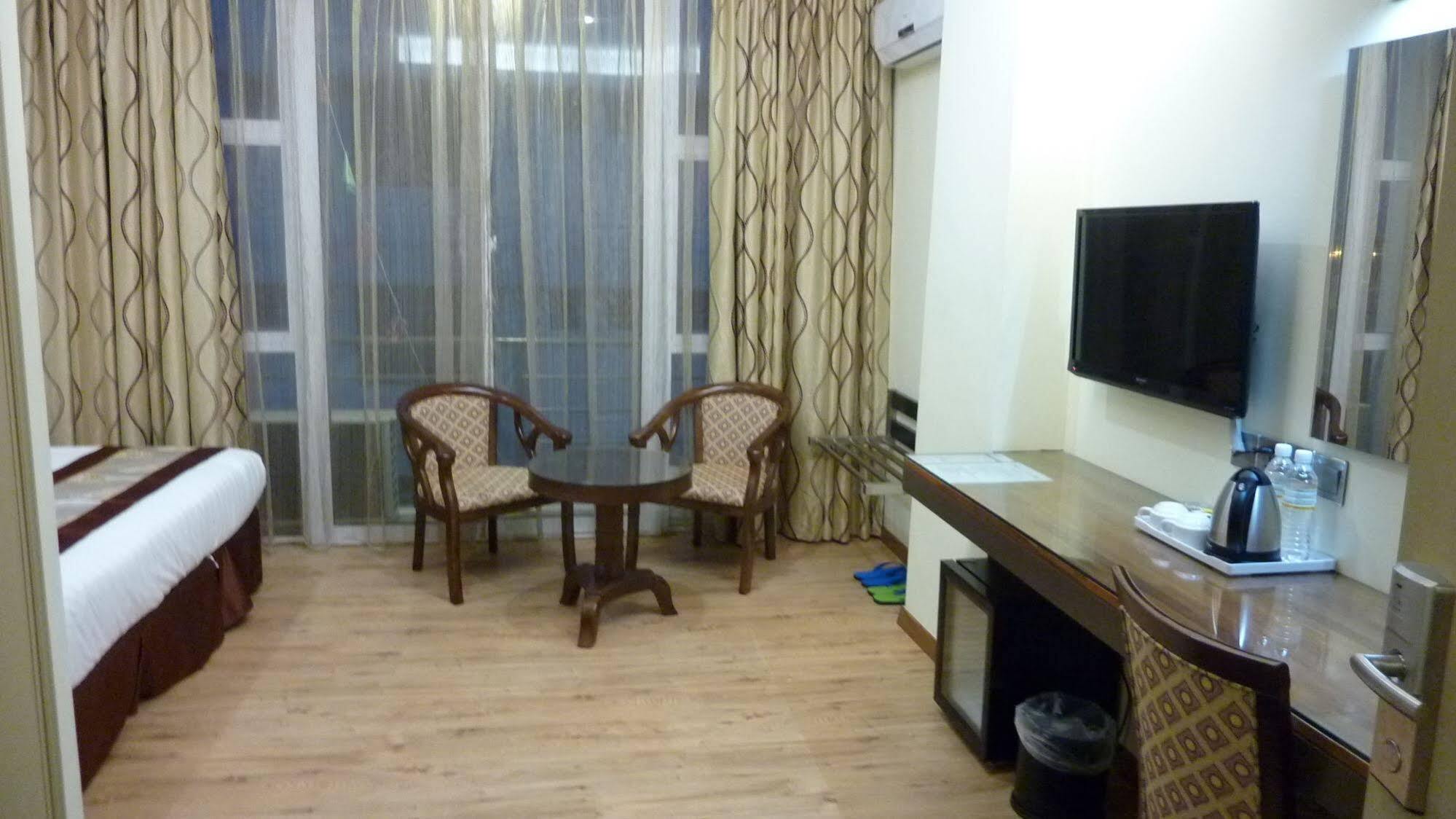 Nova Kuching Hotel Экстерьер фото